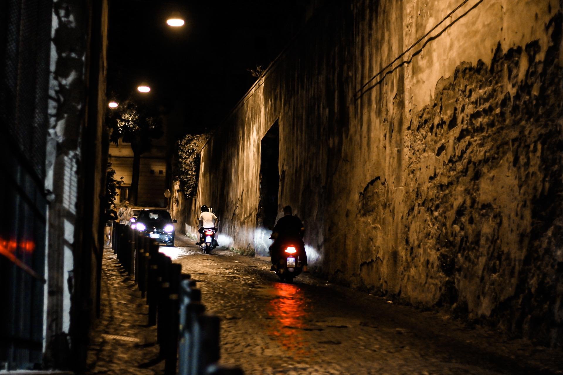  По нощните улички на Неапол