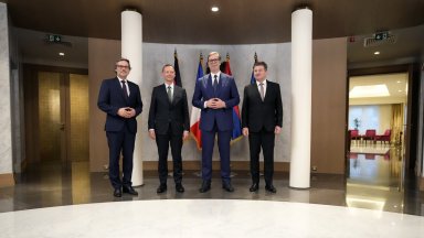 Сръбският президент Александър Вучич заяви снощи на пратениците от ЕС