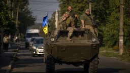 Изпращаме на Украйна от армейския ни запас 5000 чифта обувки и зимни облекла за войниците
