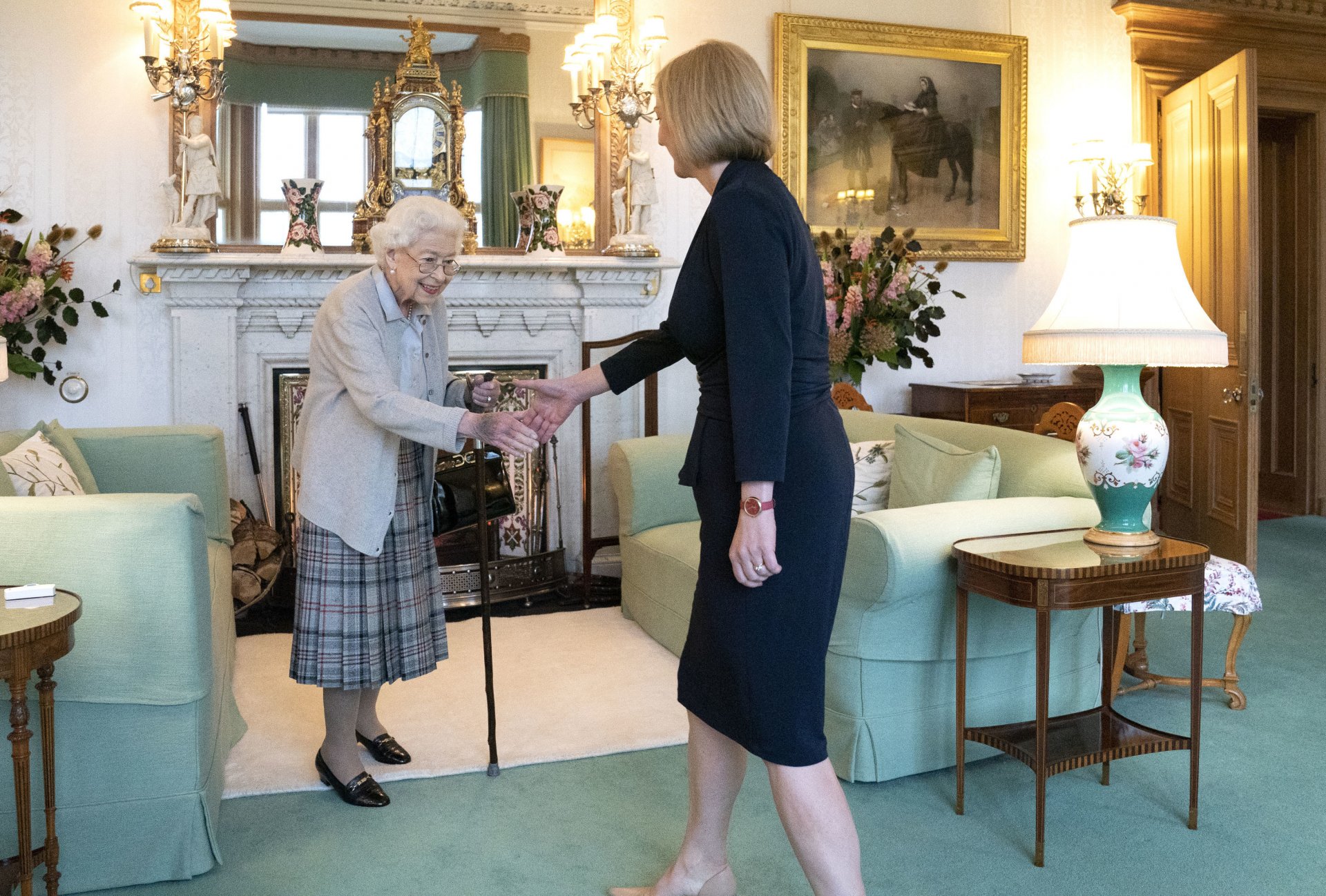 Кралица Елизабет поздравява новоизбрания лидер на Консервативната партия Лиз Тръс при пристигането й в замъка Балморал за аудиенция, където ще бъде поканена да стане министър-председател и да състави ново правителство на 6 септември 2022 г. в Абърдийн, Шотландия. 