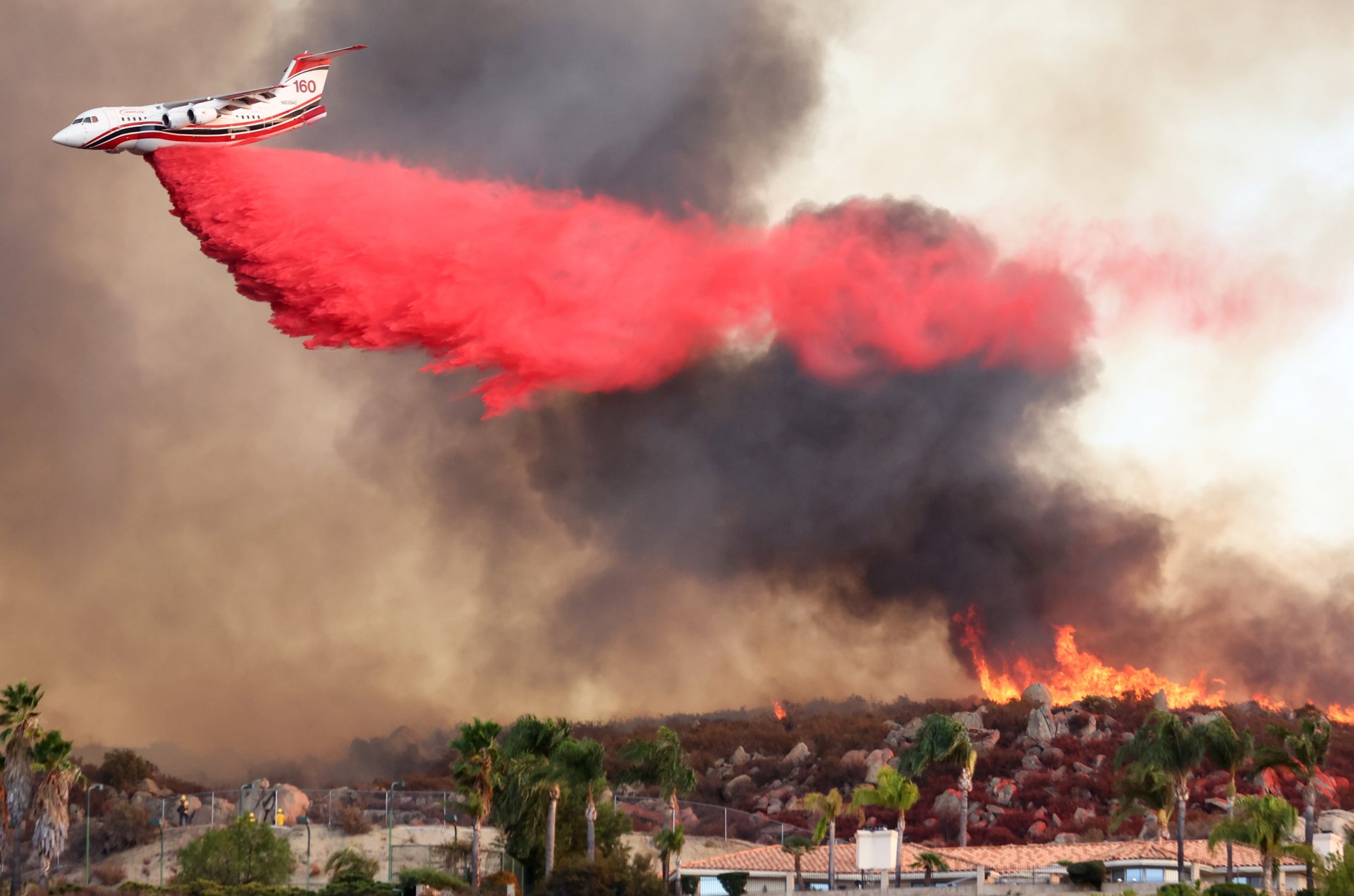 Огнена стихия вилнее в Хемет, Южна Калифорния 