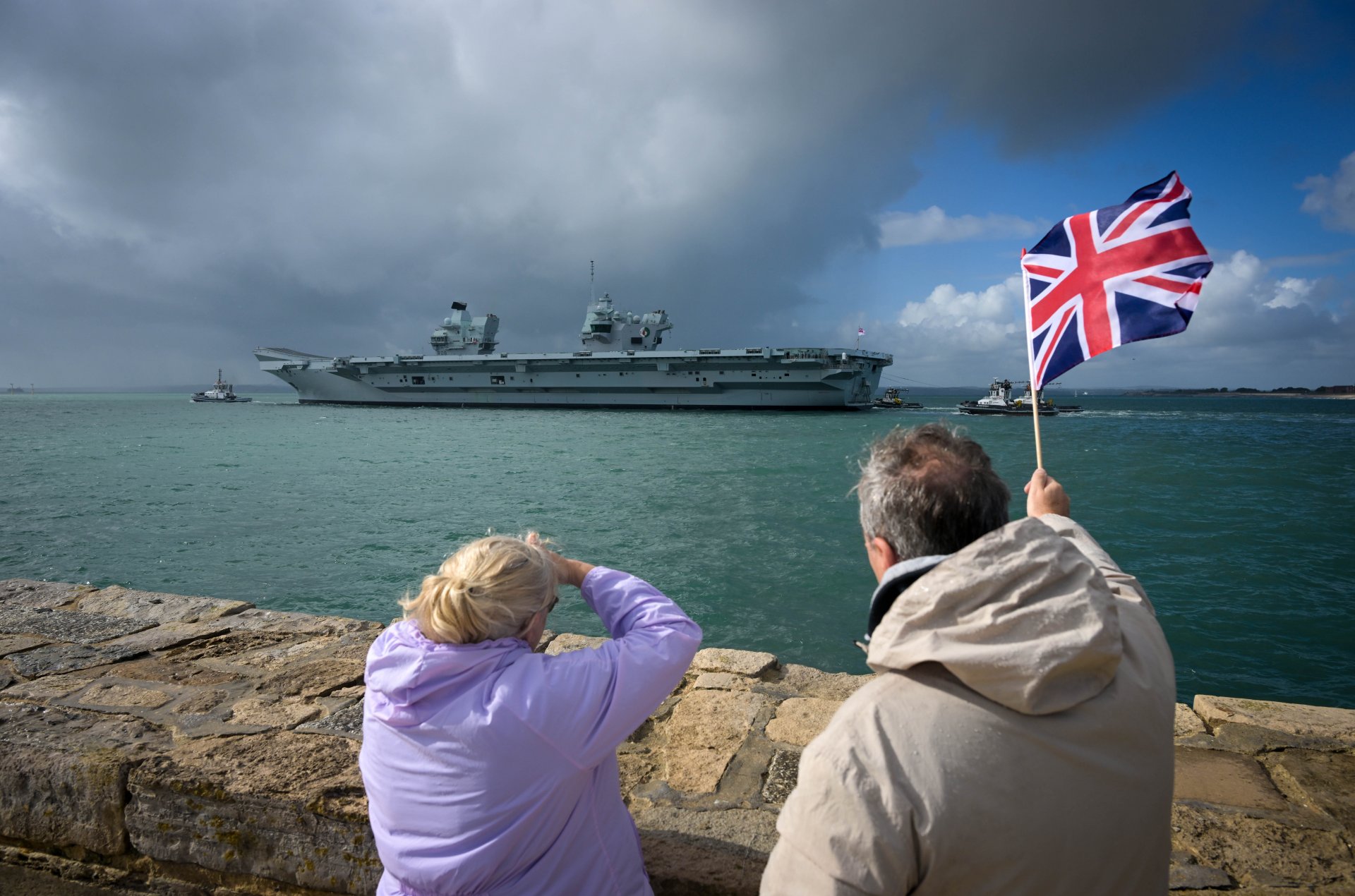 Самолетоносачът на HMS Queen Elizabeth излита от пристанище Портсмут на 07 септември 2022 г. в Портсмут, Англия. 