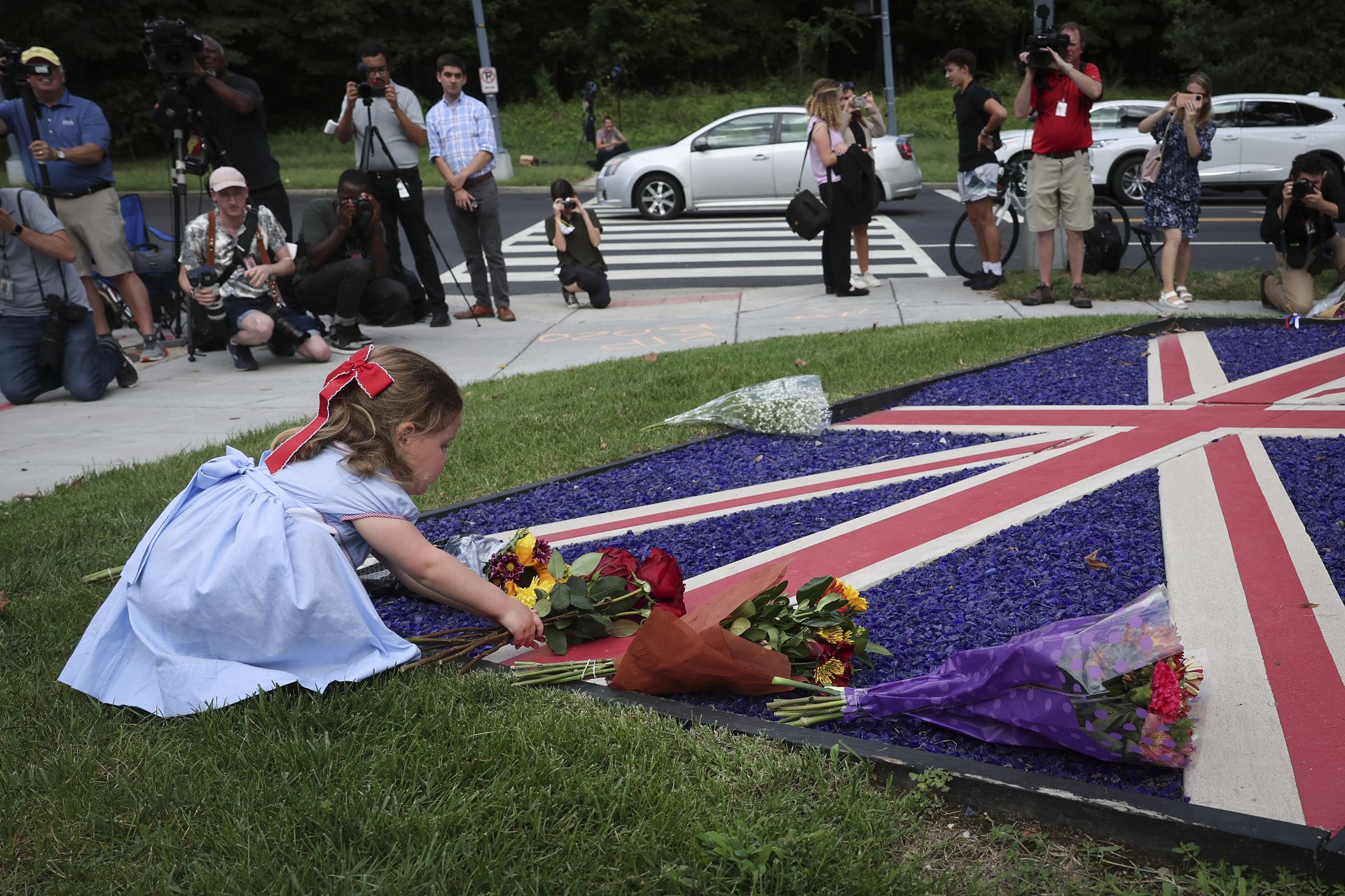 Малката Индия полага цветя пред британското посолство в САЩ