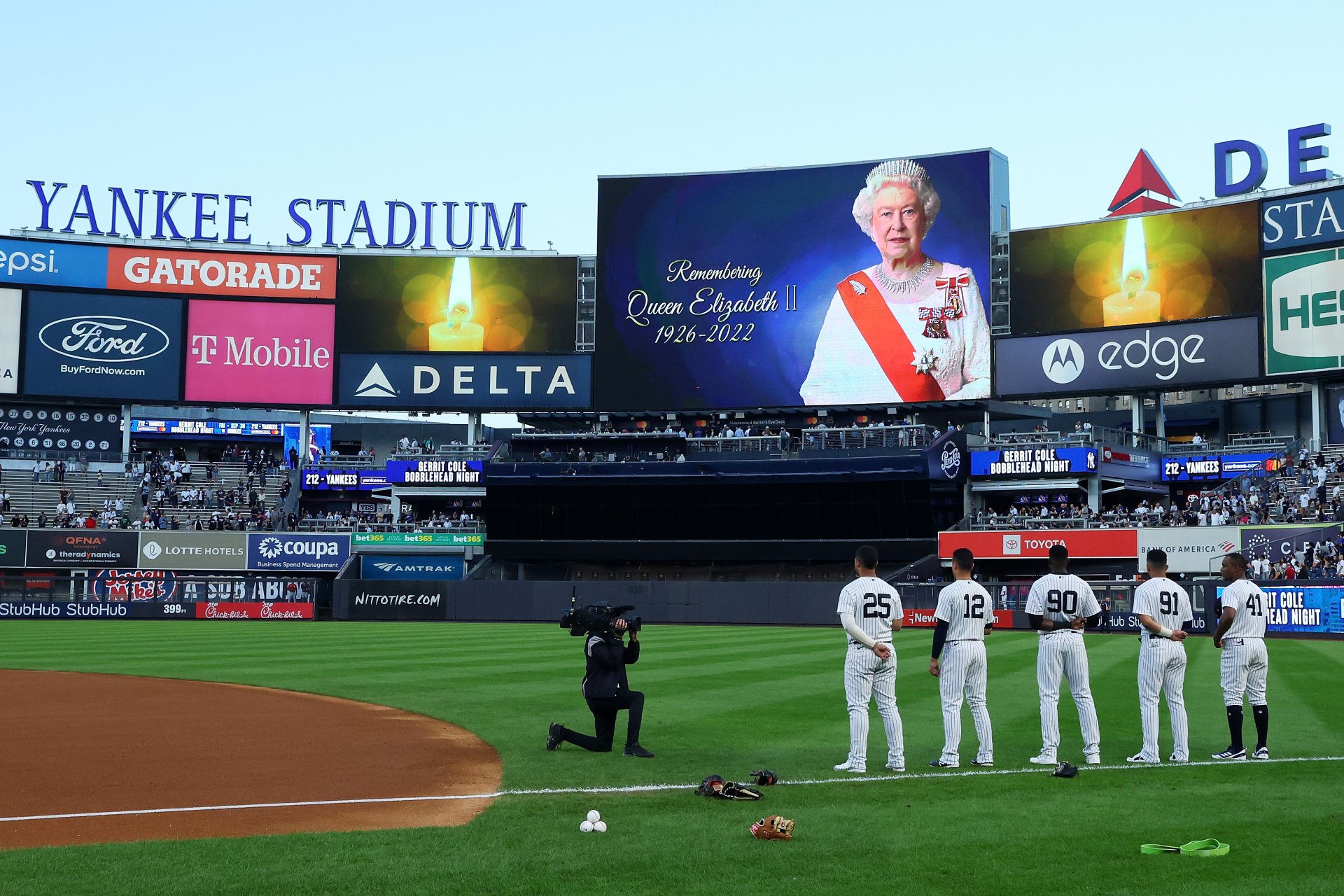  Ню Йорк Янкис застинаха в минута мълчание в памет на кралица Елизабет II преди мача срещу Минесота Туинс на стадион Янки на 08 септември 2022 г. в квартал Бронкс