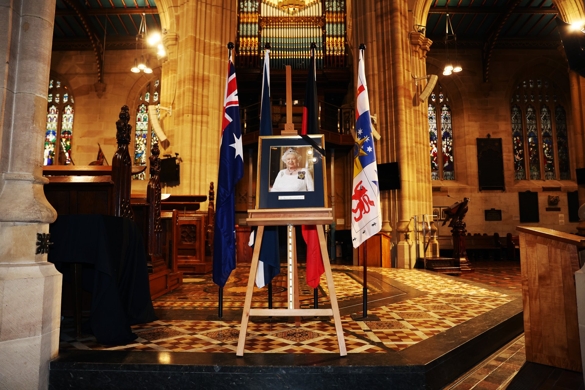 Портрет на кралица Елизабет II, изложен в катедралата "Свети Андрей" на 09 септември 2022 г. в Сидни, Австралия.
