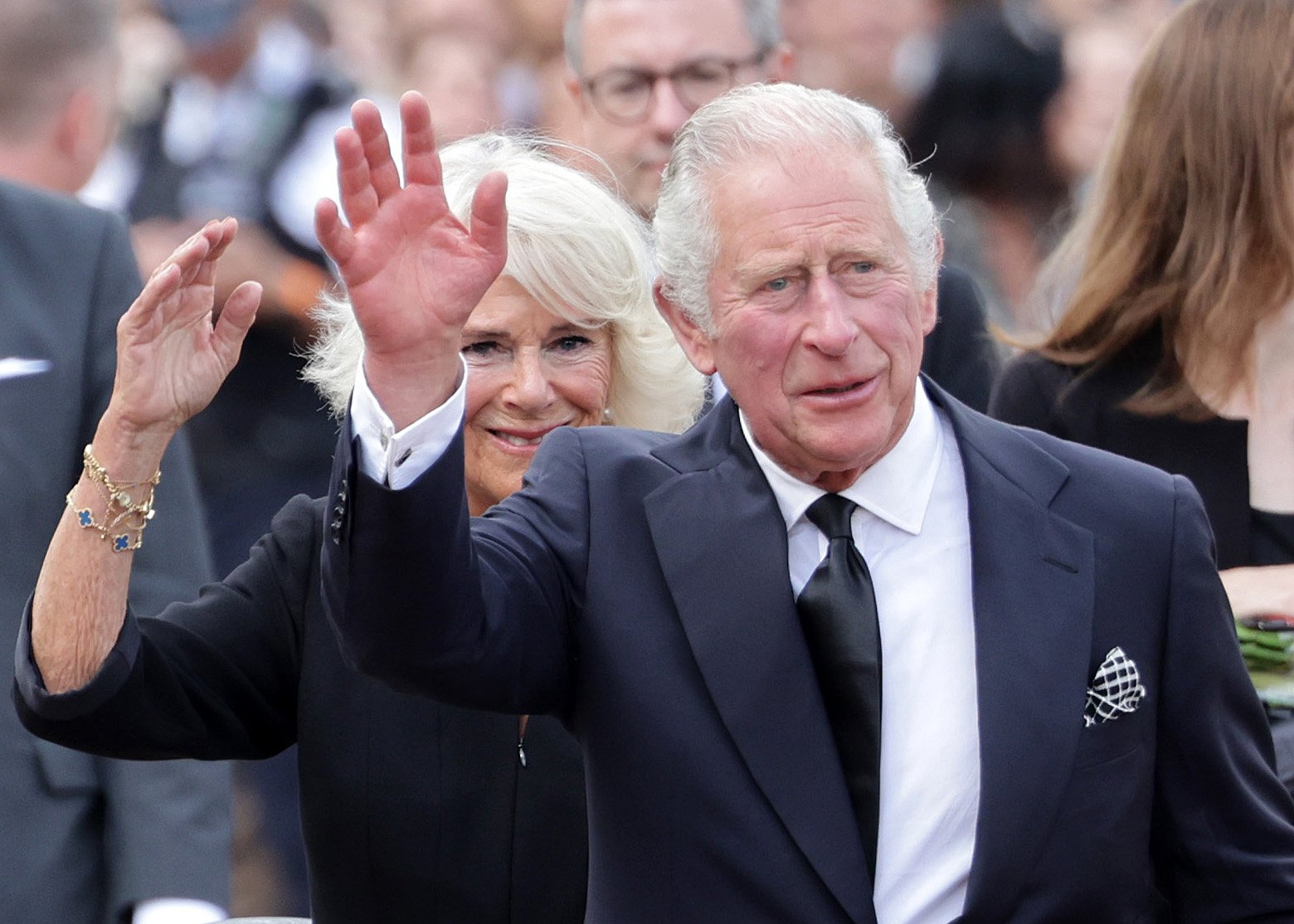 Крал Чарлз III и Камила, кралица-консорт, поздравяват поданиците си, след поднасянето на цветя в памет на покойната кралица Елизабет II пред Бъкингамския дворец на 09 септември 2022 г. в Лондон, Обединеното кралство. 