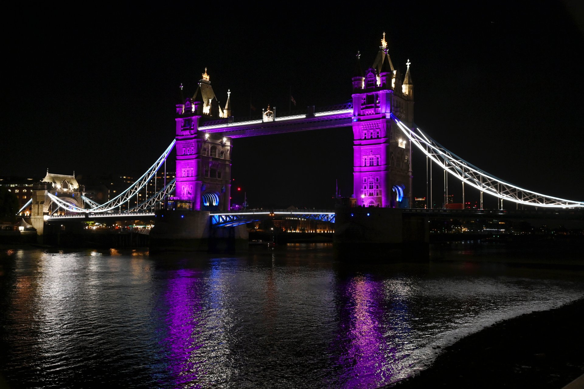Тауър Бридж е осветен в кралско лилаво, за да отдаде почит на кралица Елизабет II на 9 септември 2022 г. в Лондон, Англия. 