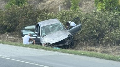 Лек автомобил изхвърча в канавката на магистрала Тракия около 15 30