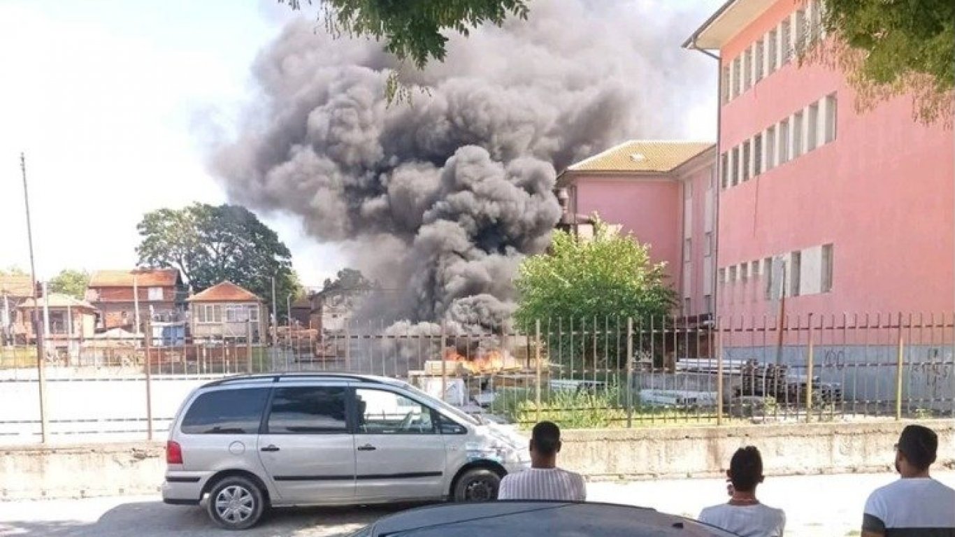 Отново гасиха пожар в пловдивско училище, пламнаха строителни материали