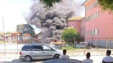 Пожар в двора на СУ Найден Геров в Пловдив вдигна