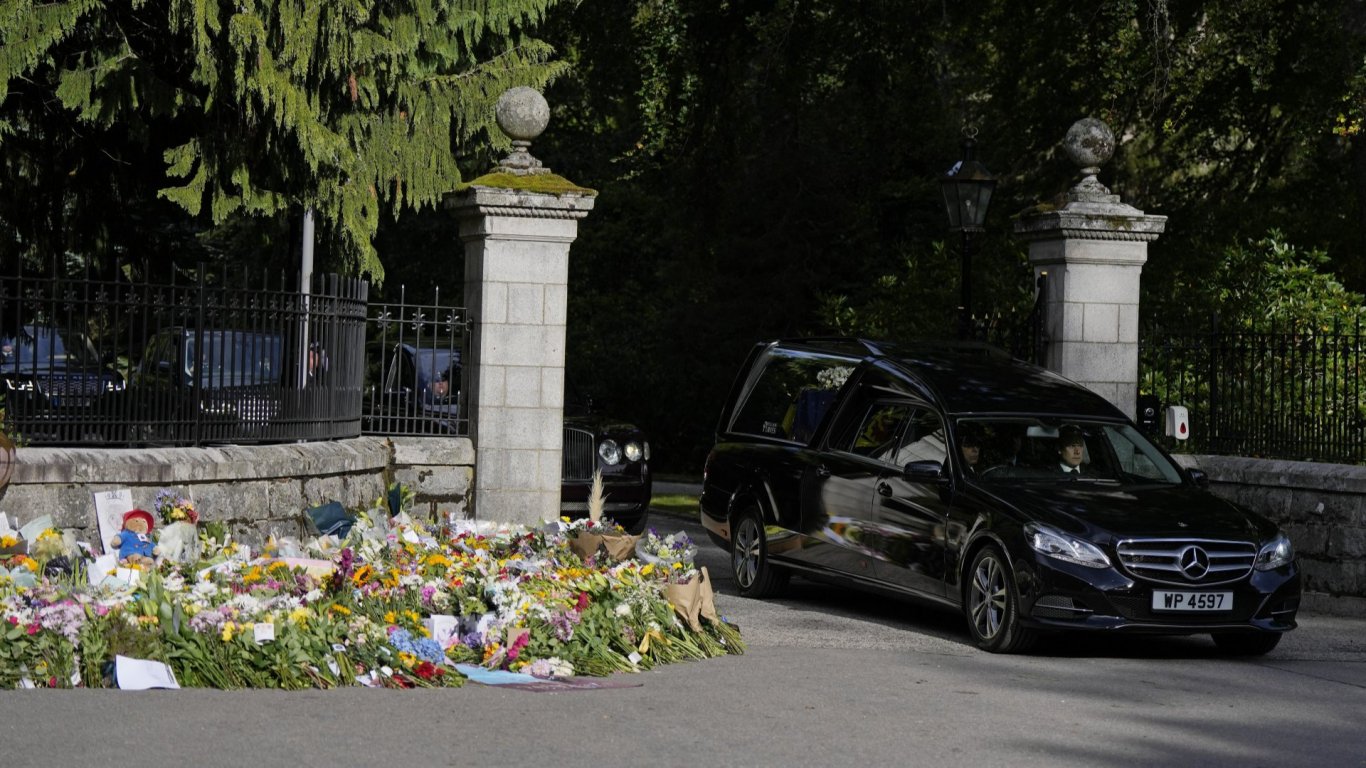 Препоръчаха граждански полети и автобуси на световните лидери за погребението на кралицата