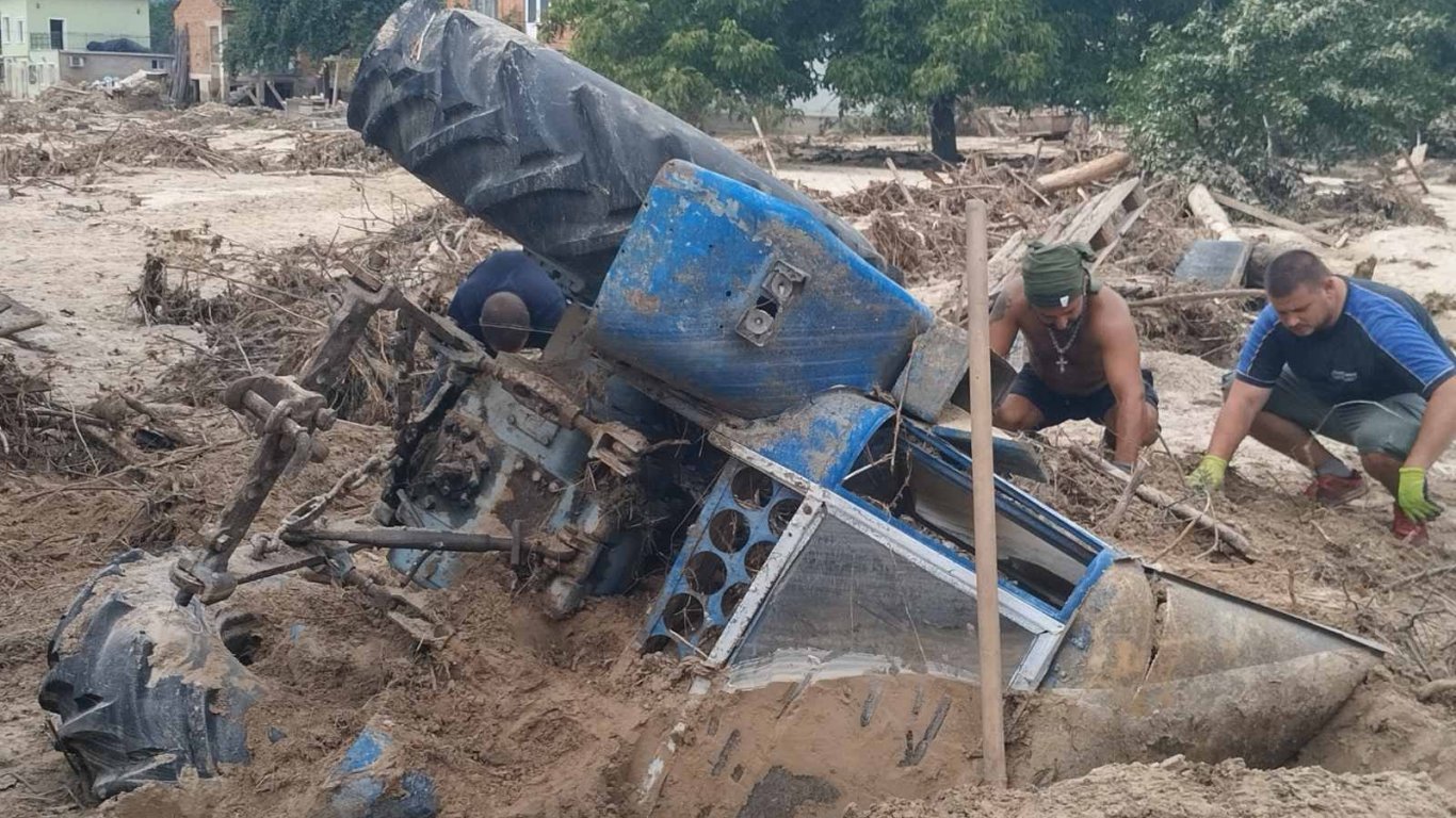 Багери извадиха повече от 30 коли от речното корито след потопа в Карловско