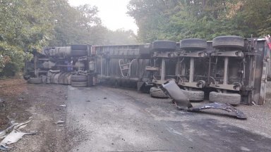 Обърнат тежкотоварен камион блокира движението през Ришкия проход съобщиха от