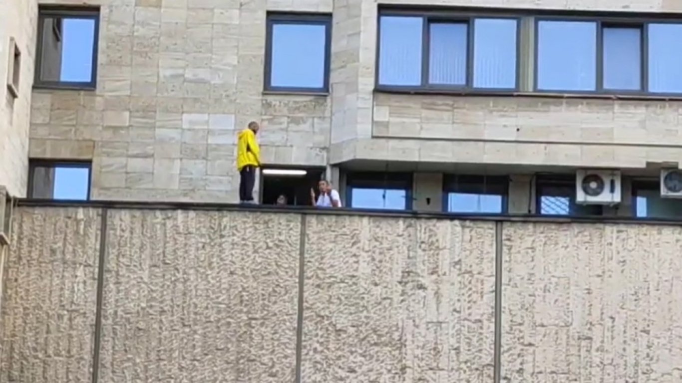 Мъж заплаши да скочи от хотел в Добрич, свалиха го след преговори (видео)
