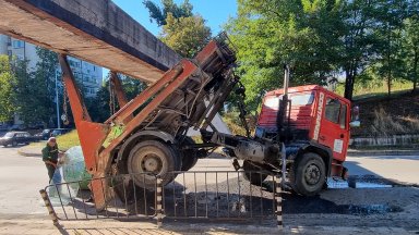 Камион заседна под Железния мост в Пловдив, образуваха се тапи (снимки)