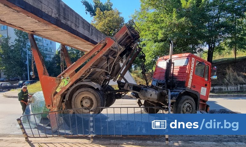Камион е заседнал под Железния мост в Пловдив, съобщават от