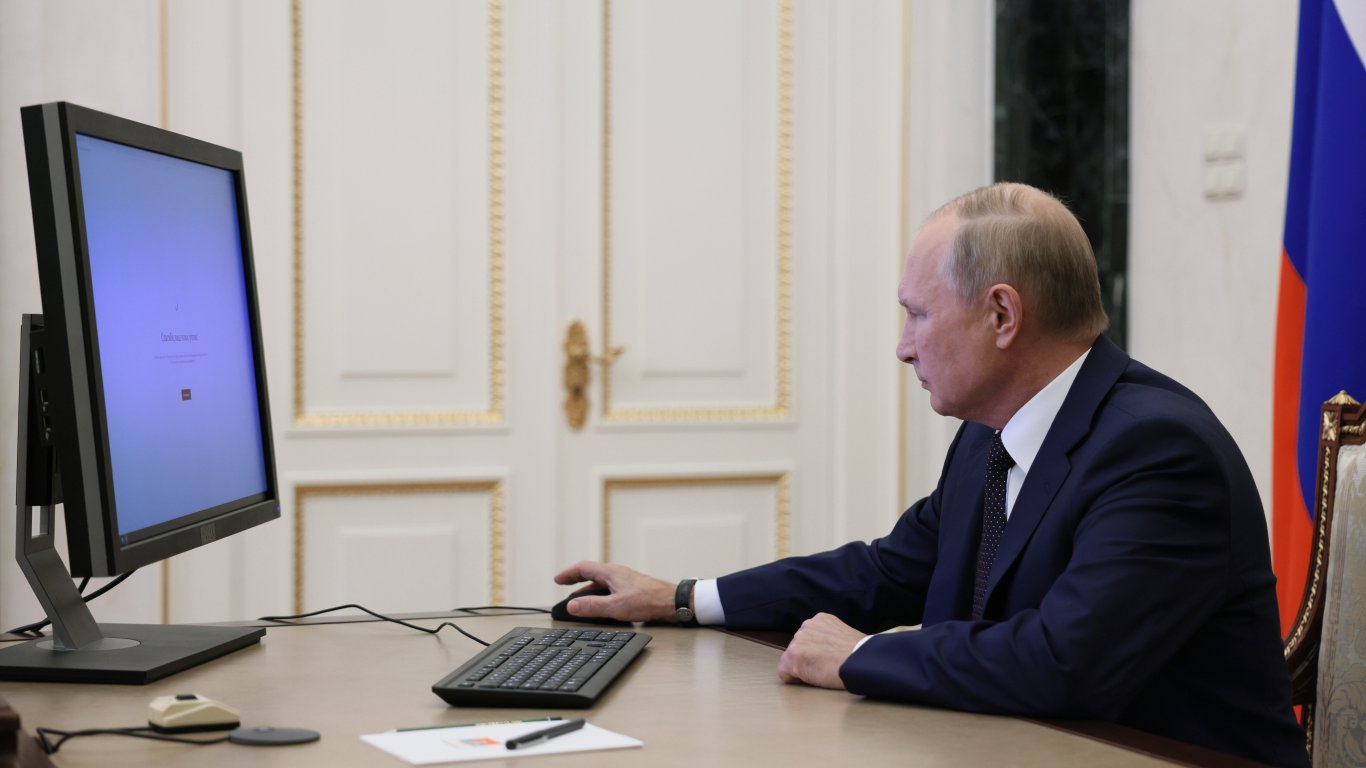 Путин "не само доволен, но и изненадан" от резултатите от референдумите