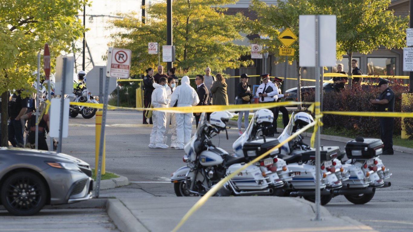 Стрелец уби полицай и рани двама души в Канада