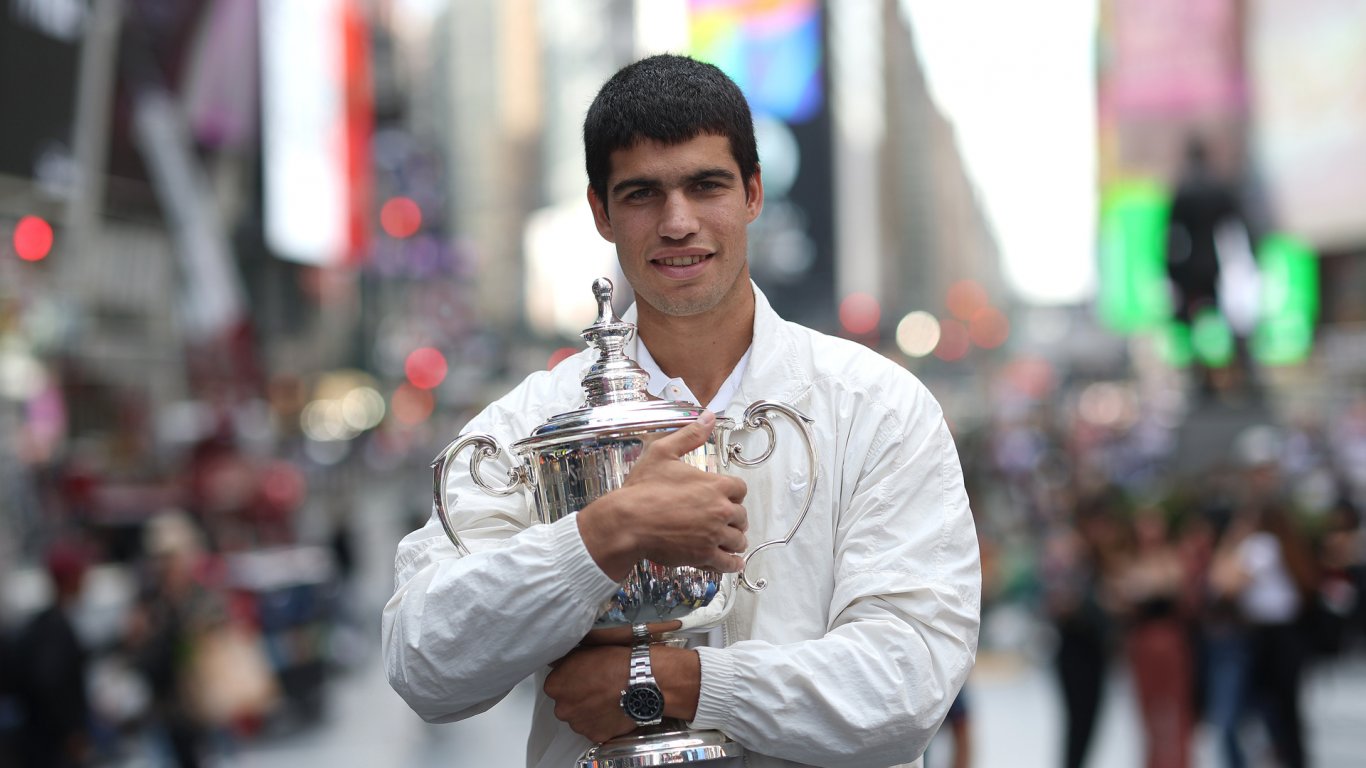 Шампион в сърцето на Ню Йорк: Карлос Алкарас показа трофея от US Open