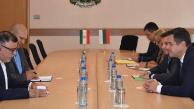 Служебното правителство търси възможности за сътрудничеството в енергийната сфера с