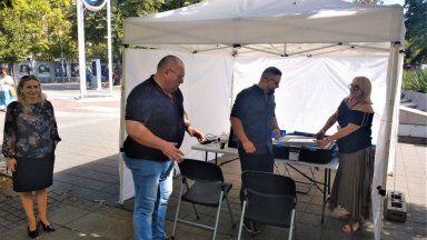 Представители на Районната избирателна комисия РИК в Бургас разясняват на