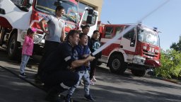 Столичните огнеборци показаха на децата как се гаси пожар (снимки)