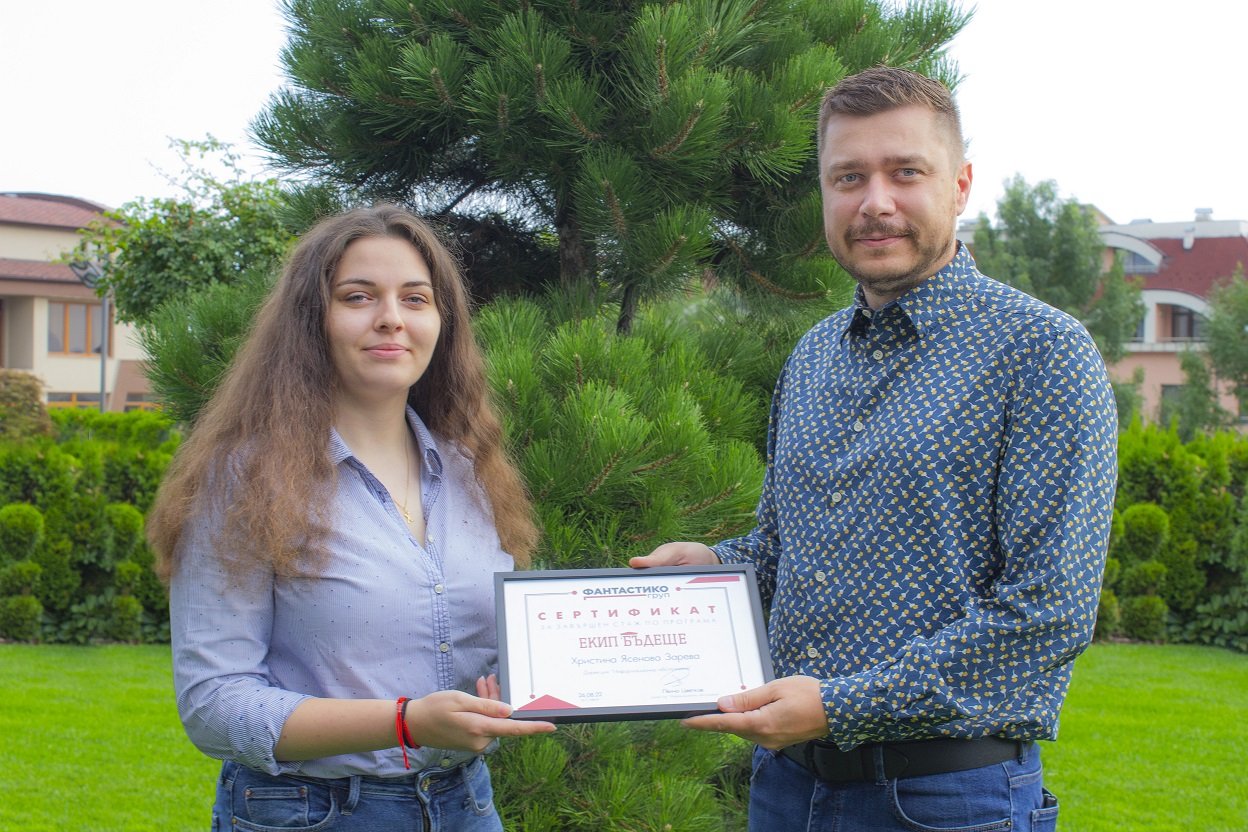 Христина получава сертификата за завършен стаж от Пенчо Цветков – директор „Информационно обслужване“ във ФАНТАСТИКО ГРУП.