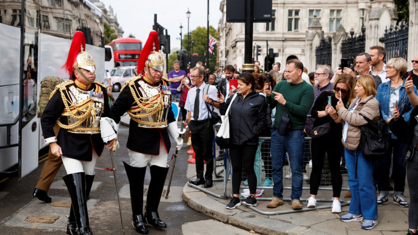Хотелите и транспортът в Лондон са препълнени за погребението на Елизабет II