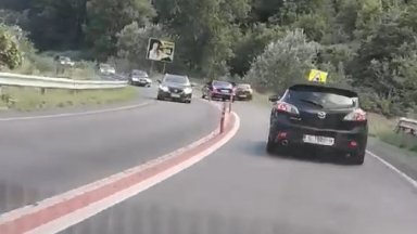 Кола със специален режим на движение засече и притисна няколко