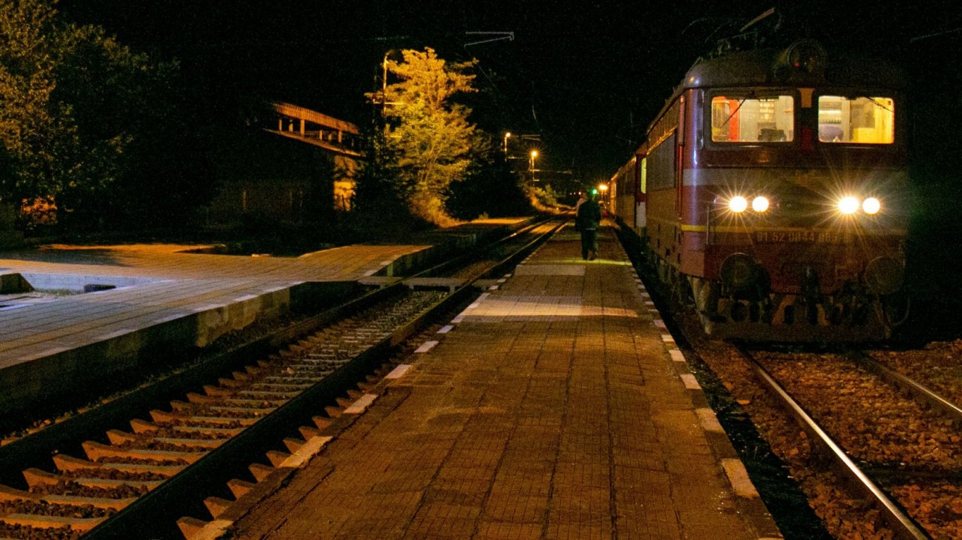Влак остави цяла нощ пътници на старозагорската жп гара, освободиха шефовете на "Холдинг БДЖ" 