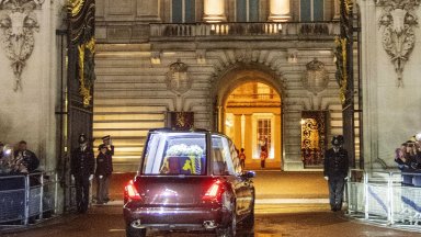 Опашката от хора желаещи да отдадат почит на покойната британска