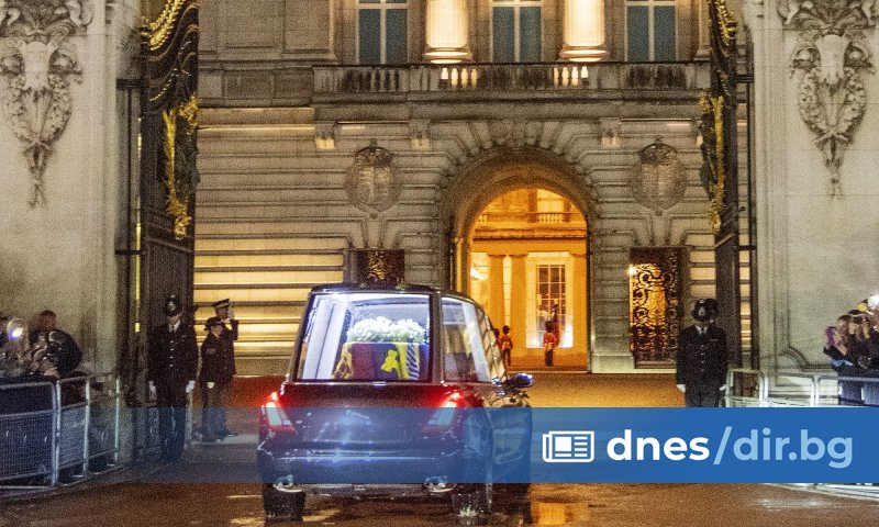 Опашката от хора, желаещи да отдадат почит на покойната британска