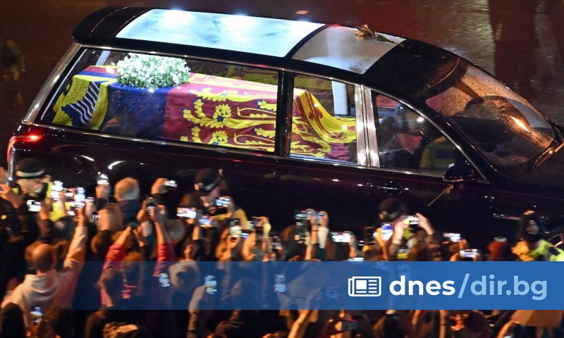 Ковчегът с тленните останки на кралица Елизабет Втора пристигна в