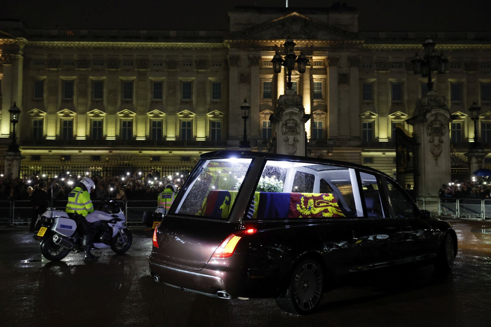 Ковчегът с тленните останки на кралица Елизабет Втора пристига в Бъкингамския дворец