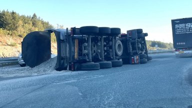 Камион натоварен с инертни материали се обърна на магистрала Струма