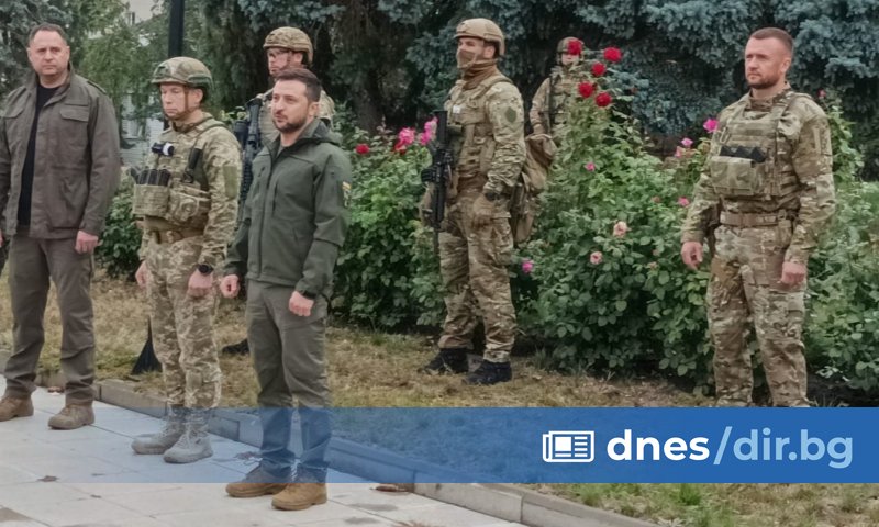 Украинският президент Володимир Зеленски посети Изюм, който беше освободен от