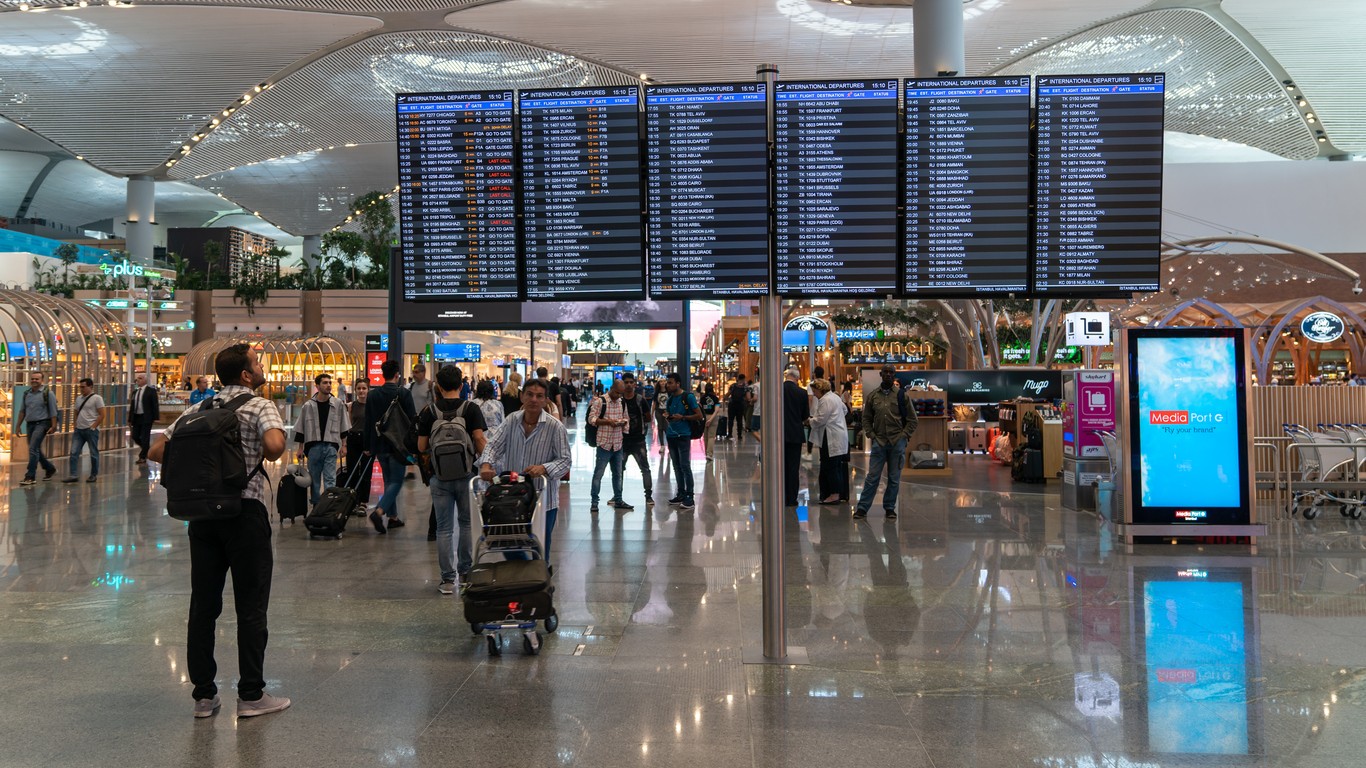 Летище "Схипхол" в Амстердам обяви, че ще обслужва по-малко пътници