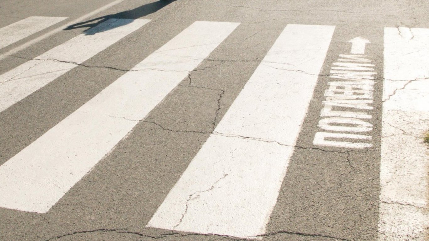Шофьор мина на червено и блъсна момиче на пешеходна пътека в Русе пред училище