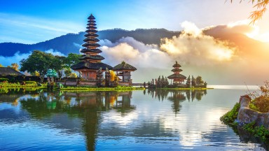 Индонезия забранява извънбрачния секс и за туристите