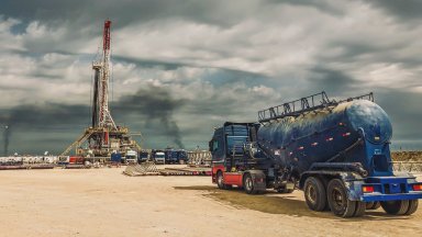 На прага на петролното ембарго и реформата на газовия пазар: Какво ще се случи с индустрията 