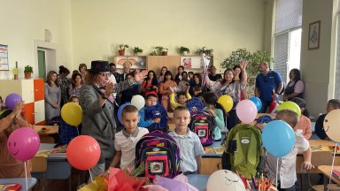 За 14-а поред година ТЕЦ AES Гълъбово дарява първокласниците на Община Гълъбово за първия учебен ден