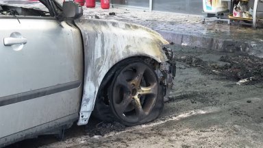 Паркирана кола е пламнала на бензиностанция на автомагистрала Хемус между