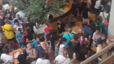 Полицията прекъсна фен среща на известните влогъри Анди и Дани