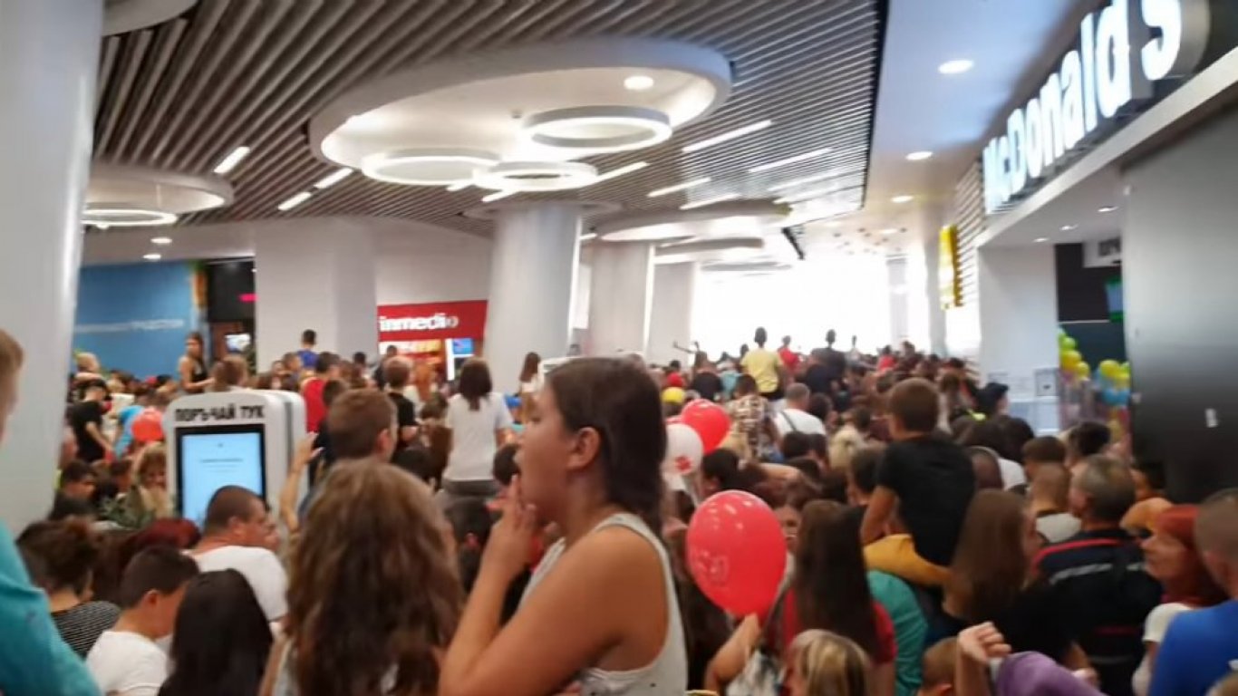 Полицията прекъсна фен среща с влогъри заради огромно струпване на хора в столичен мол