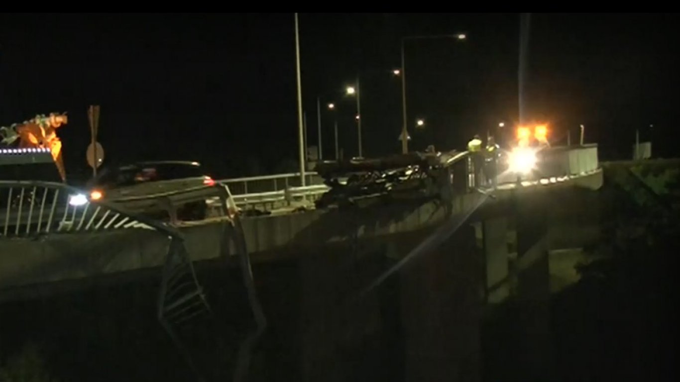 Автовоз скъса мантинела и падна от мост на пътя за Благоевград, шофьорът загина (видео)