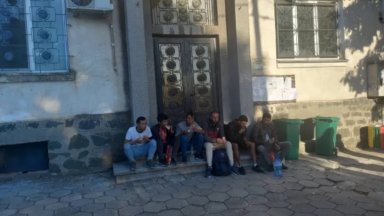 Кмет задържа група нелегални мигранти нахрани ги осигури им медицинска