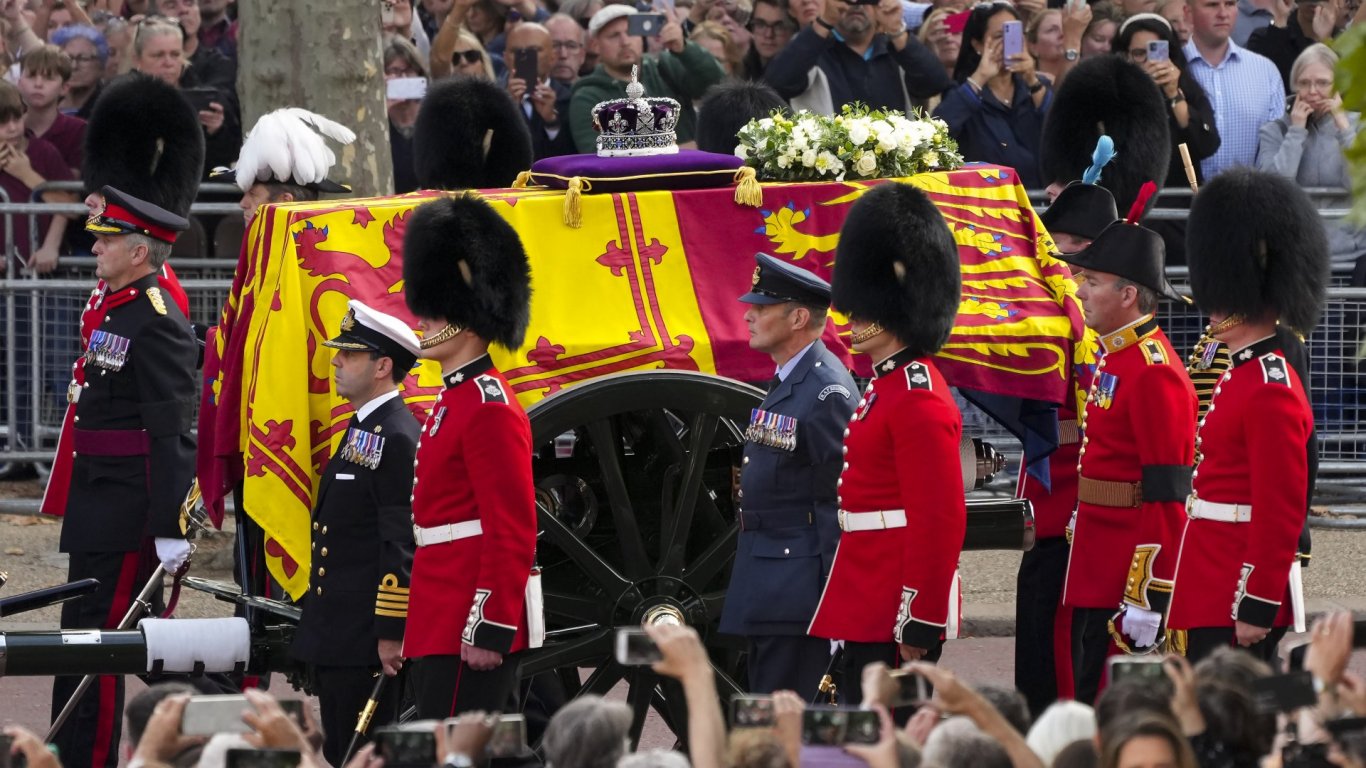 Опашката от желаещи да се поклонят пред ковчега на кралицата достигна почти 8 км