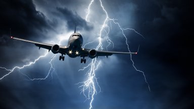 Бурята "Поли" блокира въздушния и железопътния транспорт в Нидерландия (видео)