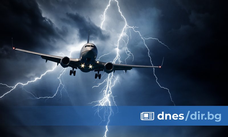 Мълния удари самолет на Кроейша еърлайнс (Croatia Airlines), изпълняващ полет