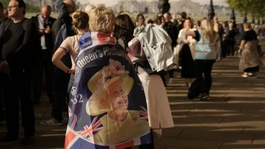 8 километра е опашката от желаещи да се поклонят пред покойната Елизабет II (снимки)